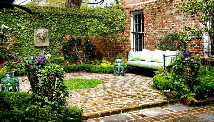 Sử dụng gạch giả cổ để tạo không gian sân trước của nhà với phong cách Địa Trung Hải