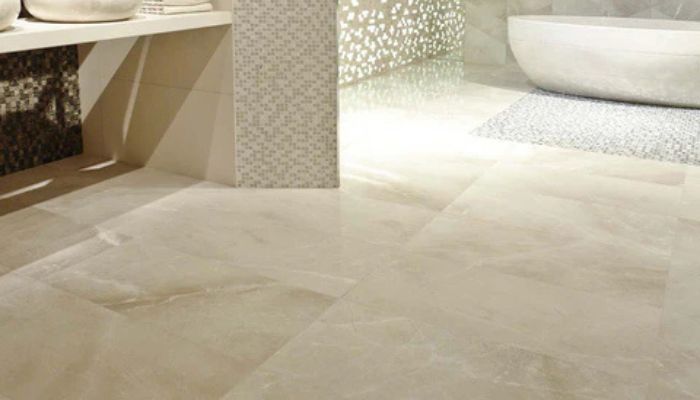 Phòng tắm được ốp gạch marble tone sáng, kết hợp ánh sáng tự nhiên, mang lại cảm giác thư giãn như spa cao cấp