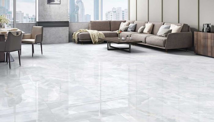 Phòng khách sang trọng với gạch marble trắng xám bóng bẩy