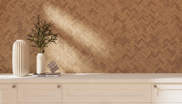 Bức tường nổi bật với gạch ốp thẻ vân gỗ xương cá, mang đến cảm giác ấm áp, tự nhiên và đậm chất thủ công cho không gian nội thất