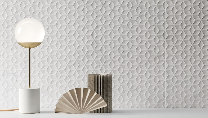 Bức tường sử dụng gạch ốp 3D màu trắng với họa tiết hình khối nổi, tạo hiệu ứng ánh sáng và chiều sâu tinh tế, lý tưởng cho không gian hiện đại và tối giản