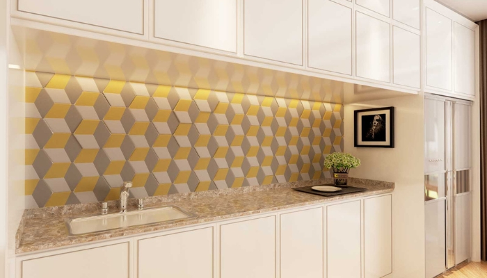 Gạch ốp tường bếp phối màu vàng – xám – trắng theo hình khối lập phương 3D, tạo hiệu ứng thị giác bắt mắt, mang lại sự hiện đại và cá tính cho không gian nấu