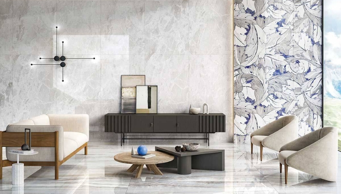 Mảng tường decor nổi bật với gạch ốp họa tiết lá lớn nghệ thuật, tạo điểm nhấn sinh động và cuốn hút cho không gian phòng khách hiện đại