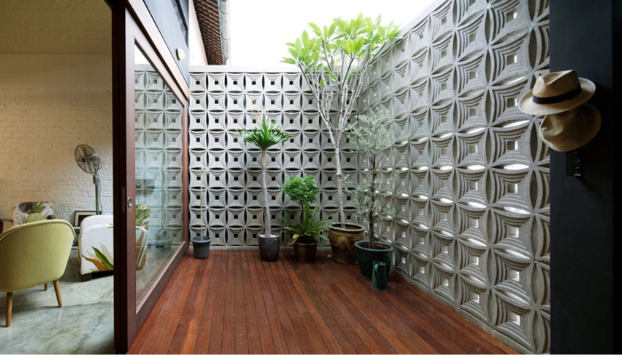 GẠCH BÔNG LÁT NỀN TRANG TRÍ – VẺ ĐẸP VƯỢT THỜI GIAN CHO KHÔNG GIAN SỐNG 12 Gạch bông gió ốp tường sân sau của nhà