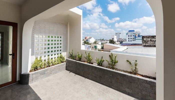 Gạch bông gió giúp không gian sân thượng luôn thoáng mát, đón ánh sáng tự nhiên hiệu quả mà vẫn đảm bảo tính riêng tư và thẩm mỹ
