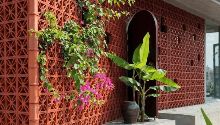 Gạch bông gió đất nung tạo nên mặt tiền ấn tượng, mang phong cách mộc mạc, kết hợp cây xanh tạo nên không gian gần gũi và sinh động