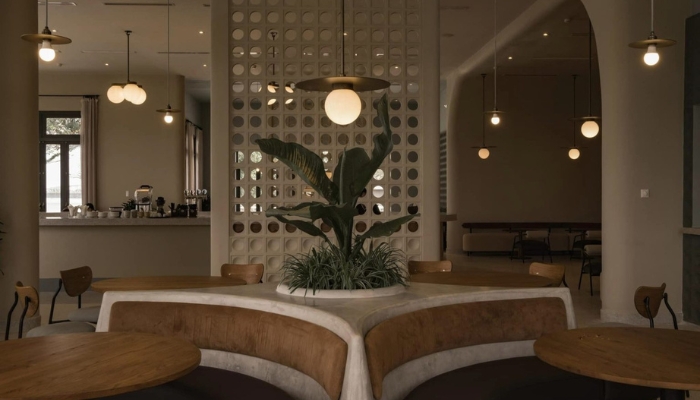 Gạch bông gió tròn tạo điểm nhấn mềm mại cho không gian quán, vừa phân chia khu vực vừa giữ sự thoáng đãng và ánh sáng nhẹ nhàng