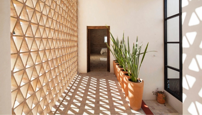 Sử dụng trong homestay giúp không gian luôn thông thoáng, đón sáng tự nhiên và tạo hiệu ứng đổ bóng nghệ thuật đầy thư giãn