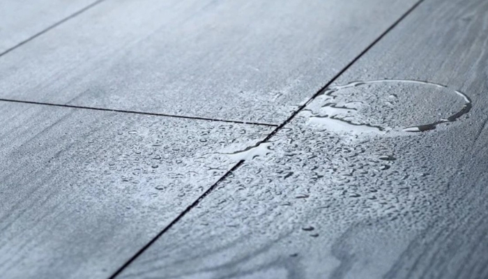 Đây là ưu điểm nổi bật giúp gạch luôn khô ráo, dễ lau chùi và bền đẹp trong môi trường ẩm ướt