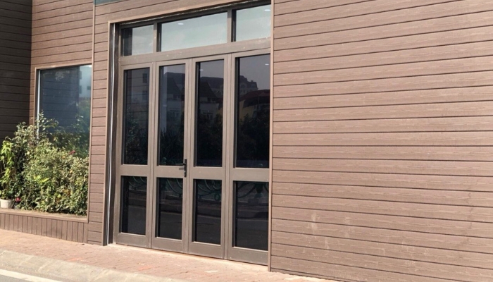 Sử dụng gạch ốp cổng vân gỗ