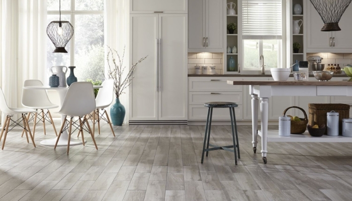 Gạch ốp lát giả gỗ giúp cho không gian trở nên ấm cúng hơn