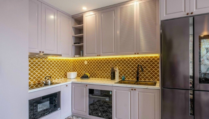 Dòng gạch mosaic kết hợp cùng ánh đèn led tạo điểm nhấn cho khu vực bếp