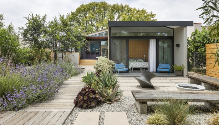 Lựa chọn gạch sân vườn có độ ma sát cao, chống trơn trượt đảm bảo an toàn cho gia chủ