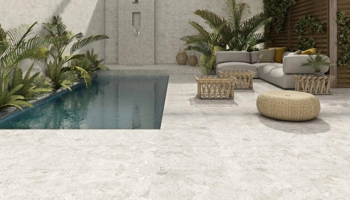 Kích thước gạch 50x50 lát xung quanh khu vực hồ bơi tạo không gian rộng rãi, thoáng đãng